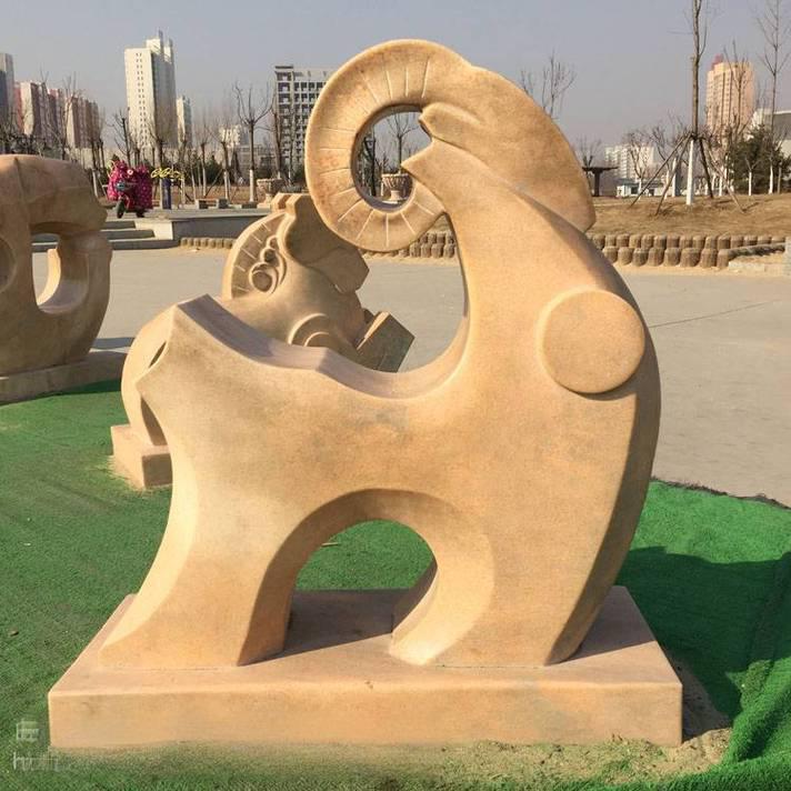 Escultura de piedra abstracta